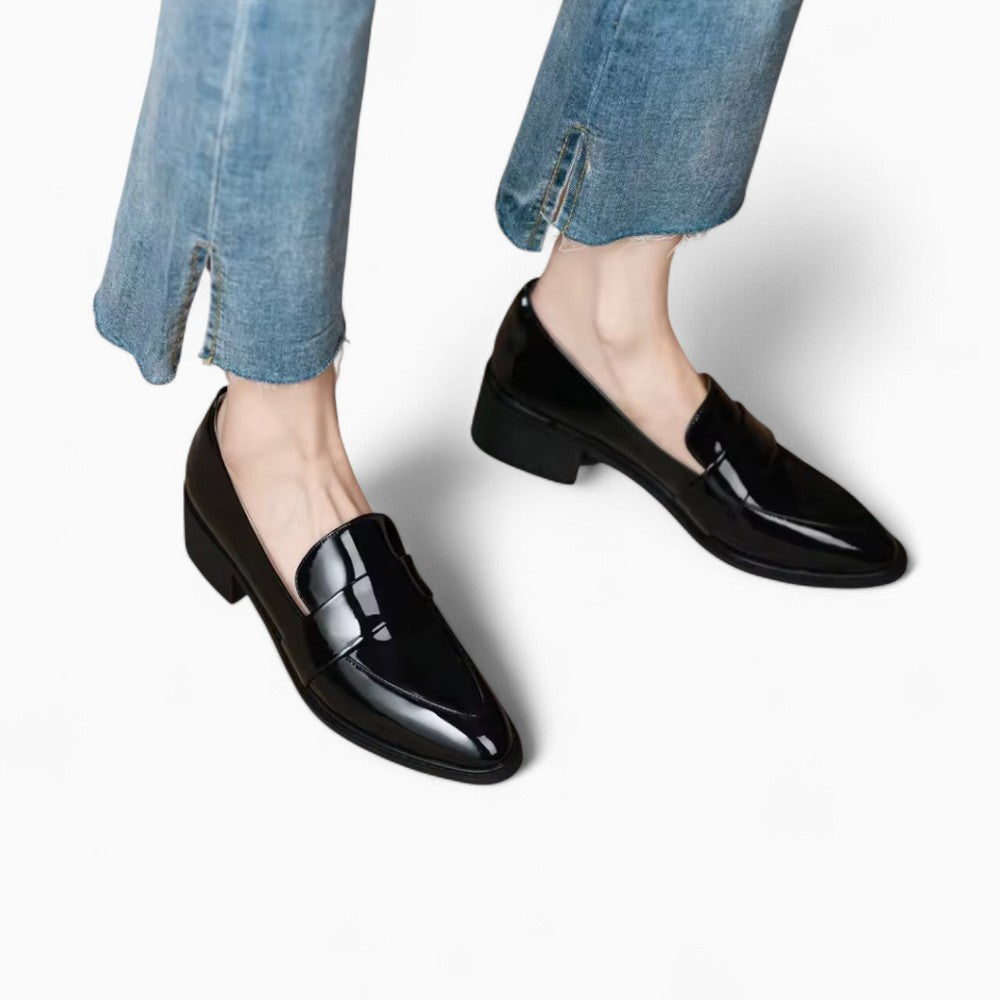 Mocassins noirs vernis à bout pointu