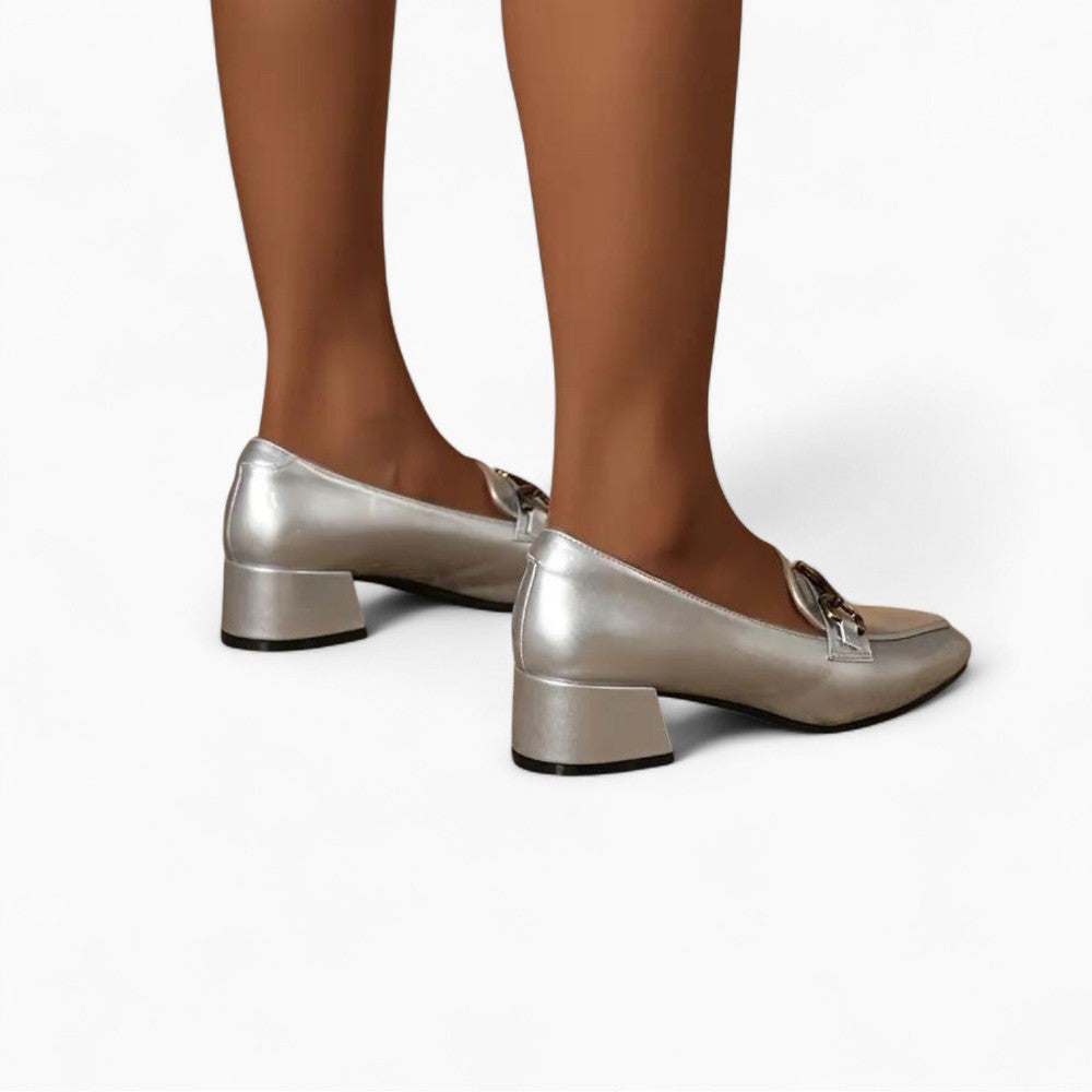 Mocassins argentés à talons carrés