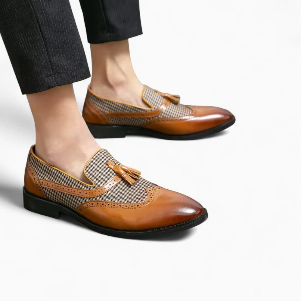 Mocassins à glands et à carreaux marron et blanc pour homme