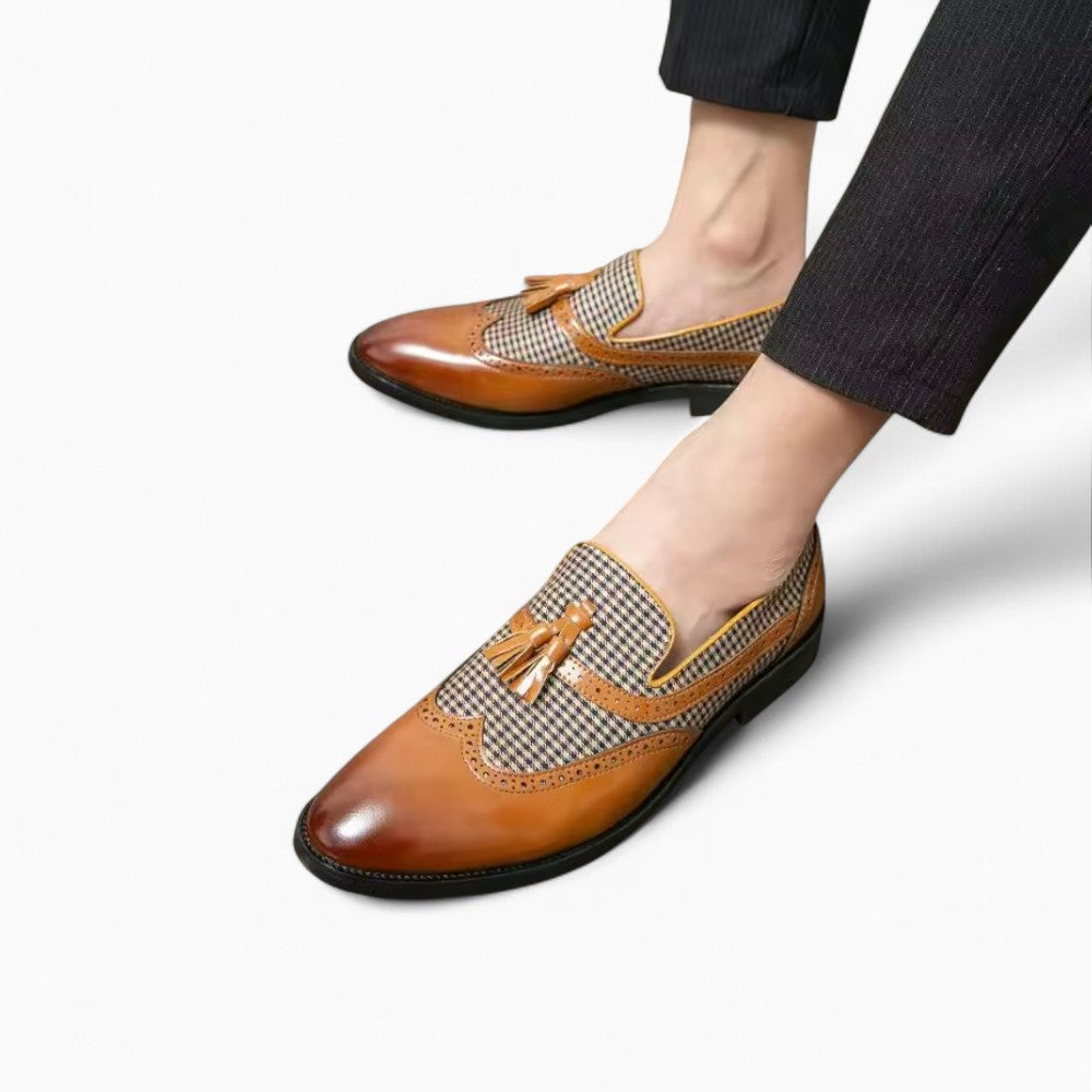 Mocassins à glands et à carreaux marron et blanc pour homme