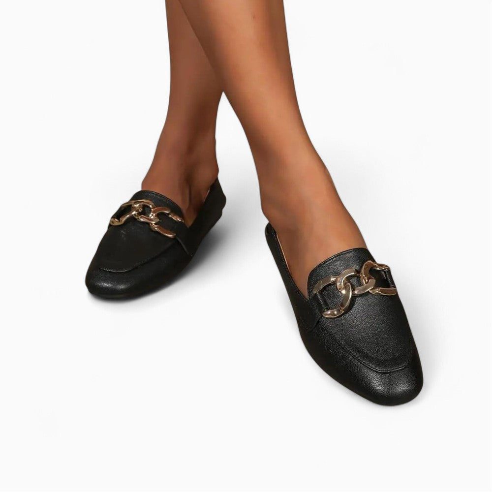 Mocassin en cuir noir à boucle dorée