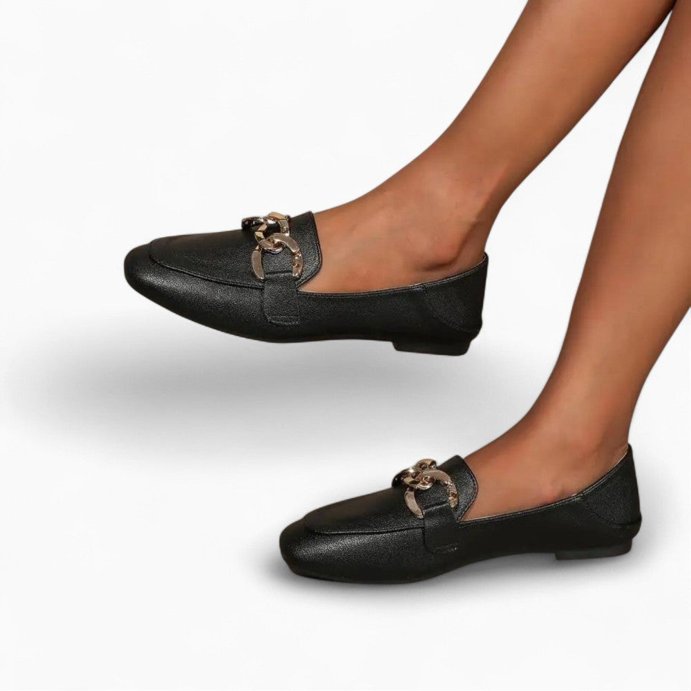 Mocassin en cuir noir à boucle dorée